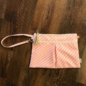 Water resistant clutch